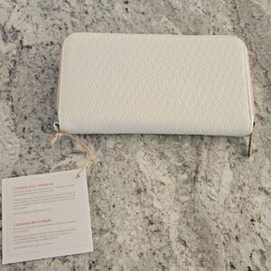 Thirty-One White Textured Wallet